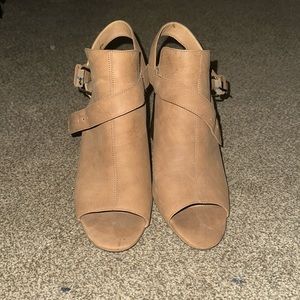 Tahari sandal heel!